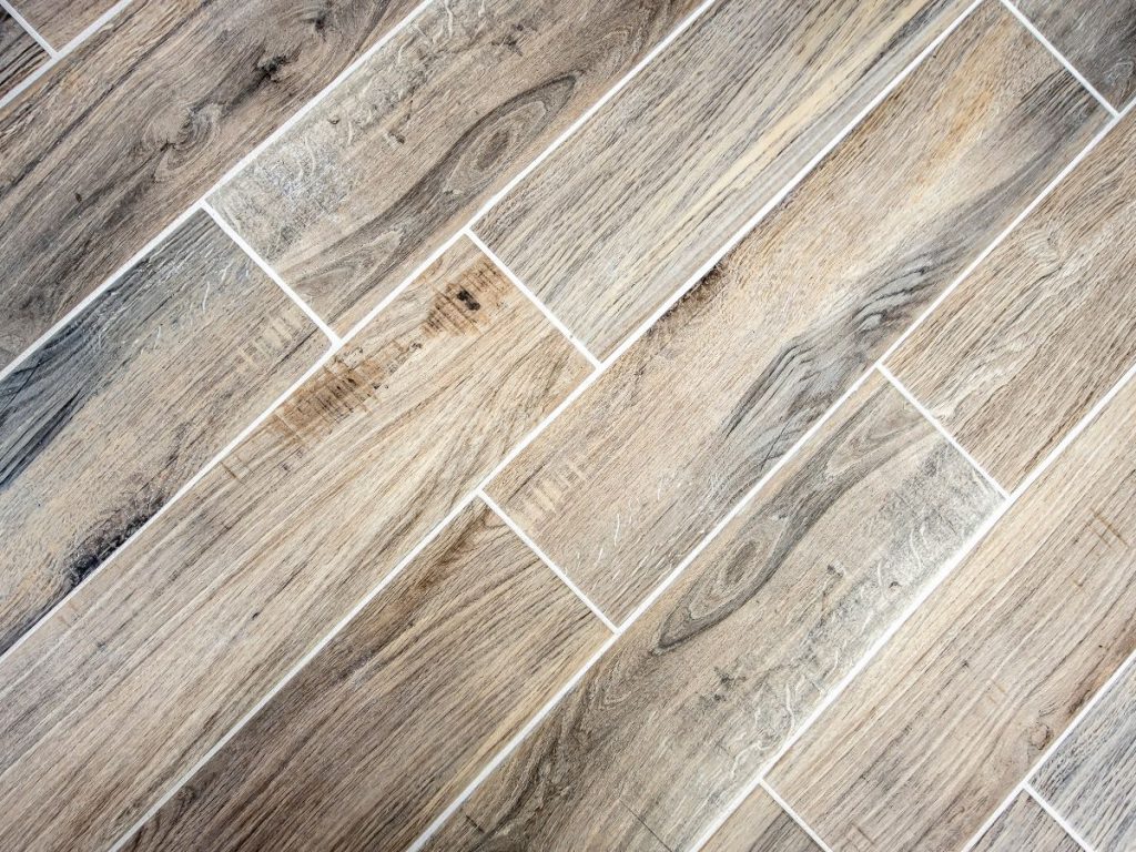 Panele czy płytki do salonu